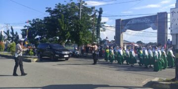 Sat Lantas Polres Sarmi Kawal Lomba Gerak Jalan Sambut HUT RI ke-81