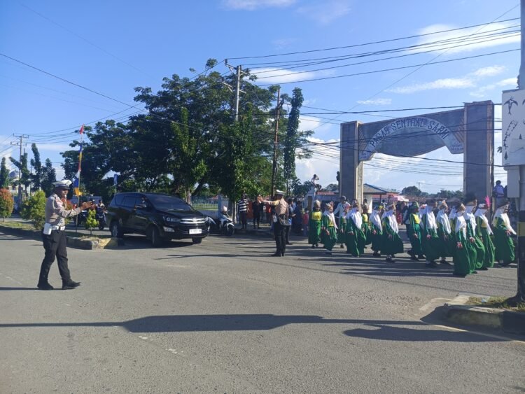 Sat Lantas Polres Sarmi Kawal Lomba Gerak Jalan Sambut HUT RI ke-81