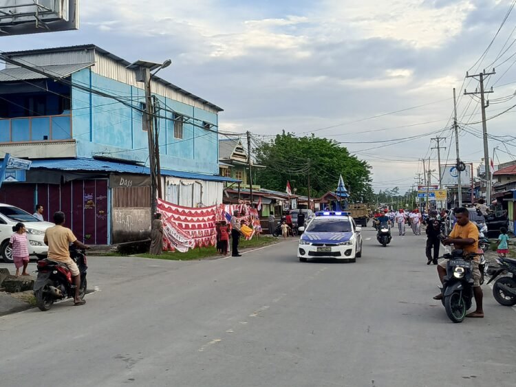 Semangat Merah Putih Membara, Sat Lantas Polres Sarmi Kawal Gerak Jalan HUT ke-81 RI