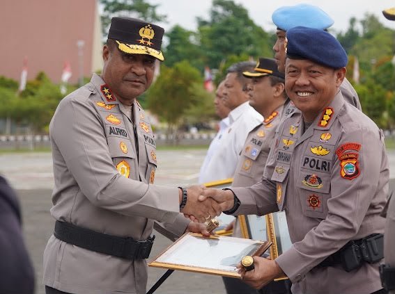 Kapolda Papua Barat Pimpin Upacara Pemberian Penghargaan Satker Peraih Predikat WBK Tahun 2025 dan IKPA Terbaik Triwulan II Tahun 2026