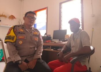 Bhabinkamtibmas Sarmi Kota Sambangi Warga, Laksanakan Himbauan Kamtibmas Sistem Dor-to-Dor