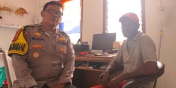 Bhabinkamtibmas Sarmi Kota Sambangi Warga, Laksanakan Himbauan Kamtibmas Sistem Dor-to-Dor