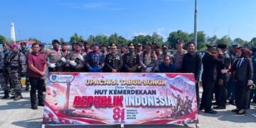 Tabur Bunga di Pelabuhan Sarmi, Polres Sarmi Kobarkan Semangat Patriotisme Sambut HUT ke-81 RI