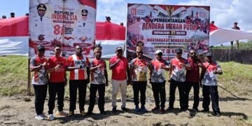 Merah Putih Membentang di Pantai Wisata Bakau Kaisau, Kapolsek Bonggo bersama Anggota dan Bhayangkari Ranting Bonggo Semarakkan HUT RI ke-81
