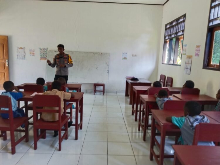 Polsek Pantai Barat Edukasi Siswa SD Negeri Niwerawar tentang Bahaya Narkoba