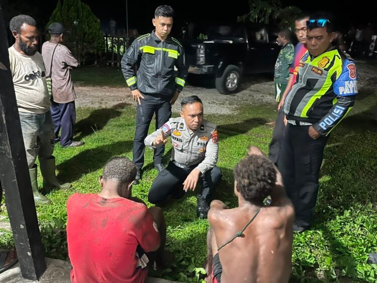 Diduga Dipengaruhi Alkohol, Pengemudi Hilang Kendali hingga Toyota Hilux Terbalik di Bagaiserwar