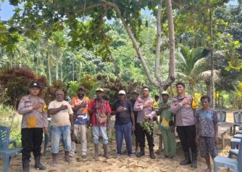 Sambangi Desa Nisro, Kapolsek Pantai Barat Serap Aspirasi Warga dan Soroti Akses Jalan Rusak