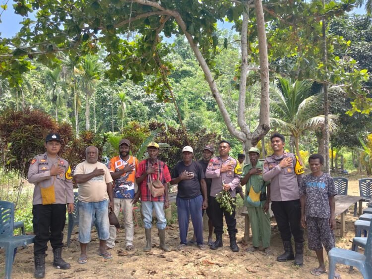 Sambangi Desa Nisro, Kapolsek Pantai Barat Serap Aspirasi Warga dan Soroti Akses Jalan Rusak