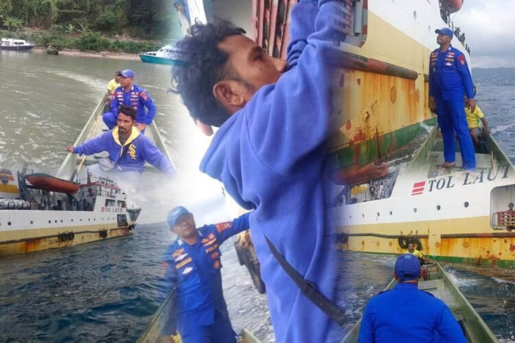 Tertinggal KM Sabuk Nusantara, Warga Disusul Polairud Polres Fakfak Pakai Longboat