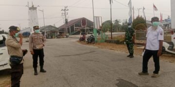 Polsek Bomberay Dampingi Pembagian 200 Masker Gratis untuk Warga di Tengah Karhutla