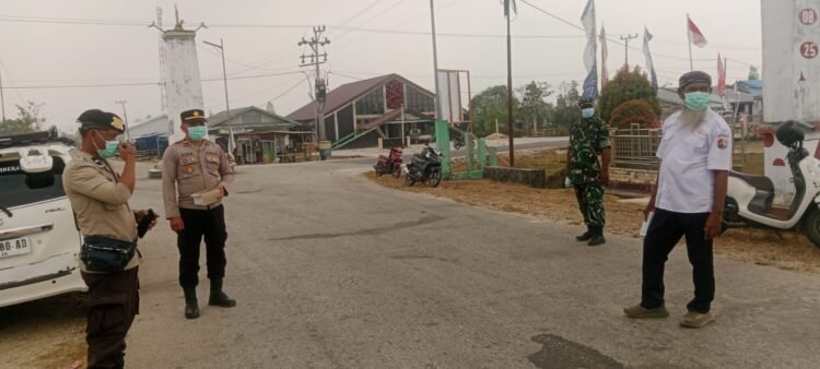 Polsek Bomberay Dampingi Pembagian 200 Masker Gratis untuk Warga di Tengah Karhutla