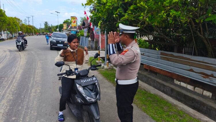 Sat Lantas Polres Sarmi Gelar Pengaturan Pagi, Ingatkan Pengendara Utamakan Keselamatan
