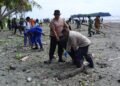 Polres Sarmi Bersama TNI dan Masyarakat Bersihkan Pantai Sambut HUT ke-81 TNI