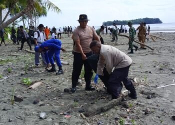 Polres Sarmi Bersama TNI dan Masyarakat Bersihkan Pantai Sambut HUT ke-81 TNI