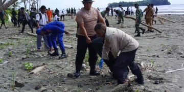 Polres Sarmi Bersama TNI dan Masyarakat Bersihkan Pantai Sambut HUT ke-81 TNI