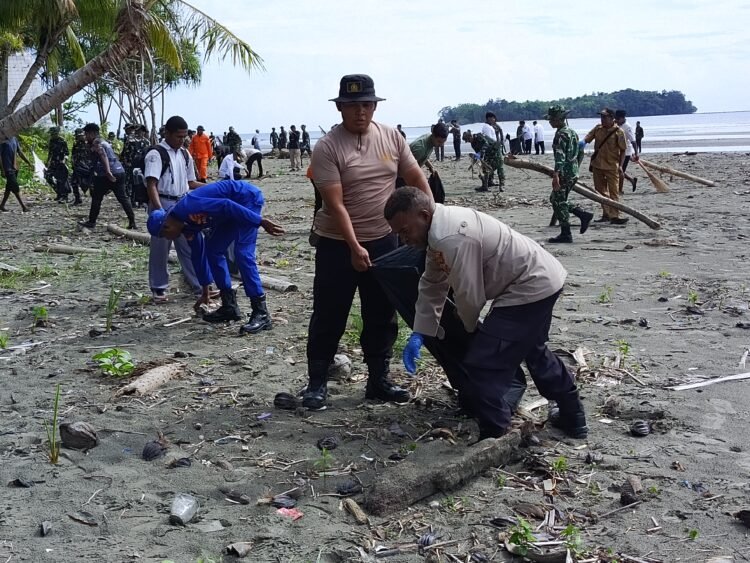 Polres Sarmi Bersama TNI dan Masyarakat Bersihkan Pantai Sambut HUT ke-81 TNI