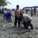 Polres Sarmi Bersama TNI dan Masyarakat Bersihkan Pantai Sambut HUT ke-81 TNI
