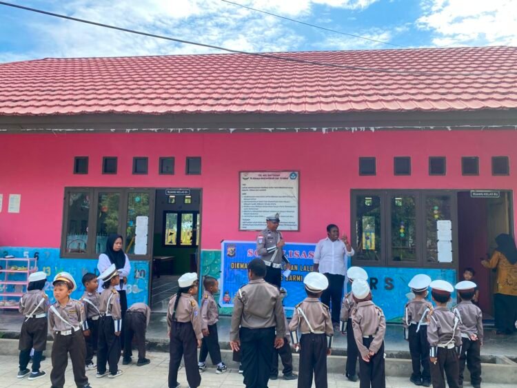 Polisi Karib Goes to School, Sat Lantas Polres Sarmi Tanamkan Kesadaran Tertib Lalu Lintas Sejak Dini