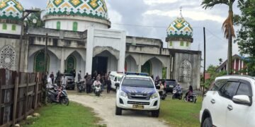 Di Tengah Duka, Sat Lantas Polres Sarmi Hadir Kawal Warga yang Meninggal Dunia