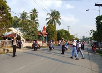 Polisi Hadir di Tengah Aktivitas Pagi, Sat Lantas Polres Sarmi Cegah Kemacetan dan Kecelakaan