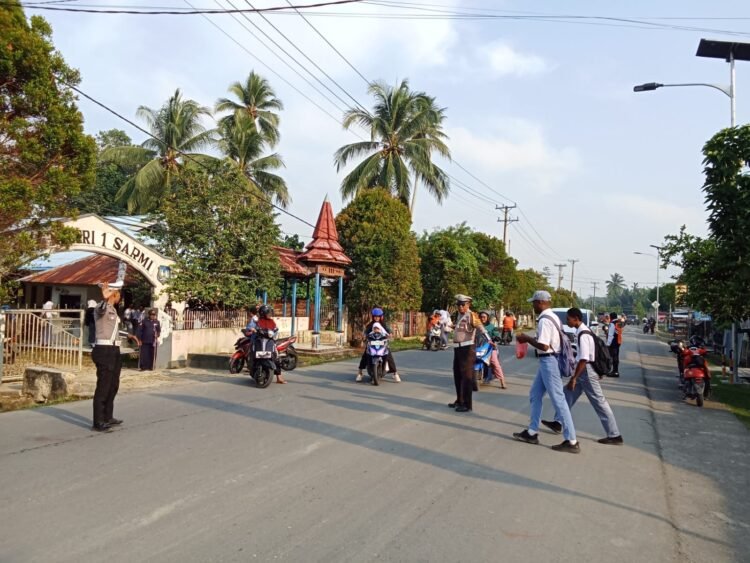 Polisi Hadir di Tengah Aktivitas Pagi, Sat Lantas Polres Sarmi Cegah Kemacetan dan Kecelakaan