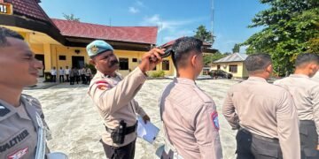 Tak Hanya Cek Rambut, Si Propam Polres Sarmi Periksa HP Personel Cegah Judol dan Pinjol
