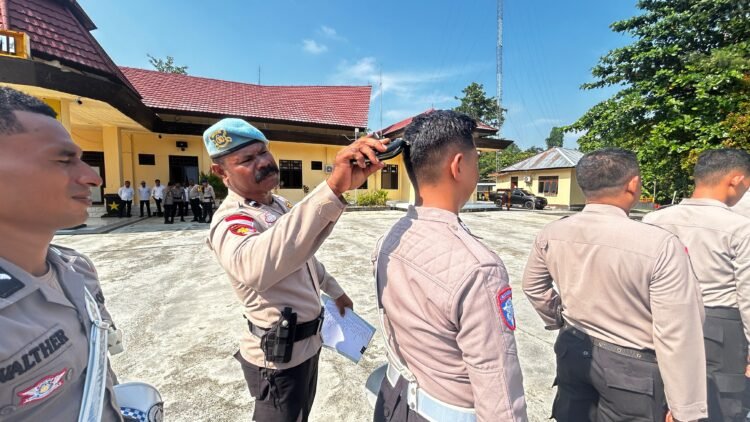 Tak Hanya Cek Rambut, Si Propam Polres Sarmi Periksa HP Personel Cegah Judol dan Pinjol