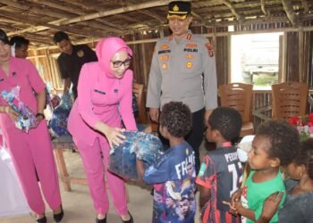Bhayangkari Peduli, Senyum Anak-Anak Moskona Menghangatkan Peringatan HKGB ke-74 di Teluk Bintuni