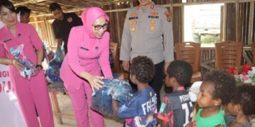 Bhayangkari Peduli, Senyum Anak-Anak Moskona Menghangatkan Peringatan HKGB ke-74 di Teluk Bintuni