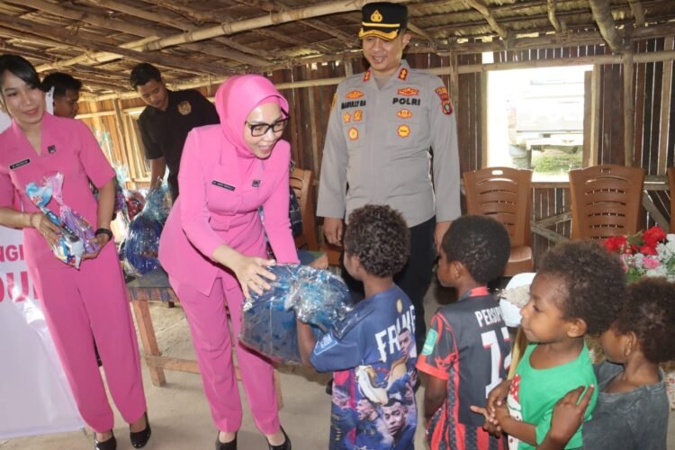 Bhayangkari Peduli, Senyum Anak-Anak Moskona Menghangatkan Peringatan HKGB ke-74 di Teluk Bintuni