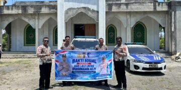 Semarak Hari Lalu Lintas Bhayangkara ke-71, Sat Lantas Polres Sarmi Hadir Bersihkan Masjid Nurul Ikhsan