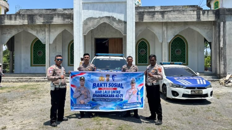 Semarak Hari Lalu Lintas Bhayangkara ke-71, Sat Lantas Polres Sarmi Hadir Bersihkan Masjid Nurul Ikhsan