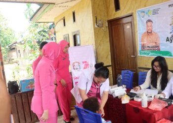 Bhayangkari Peduli Sambut HKGB ke-74, Ketua Bhayangkari Cabang Teluk Bintuni Kunjungi Posyandu Moskona Utara