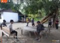 Patroli Dialogis Polsek Pantai Barat, Polisi Sambangi Tokoh Masyarakat hingga Kawal Anak Sekolah  Sarmi – Personel piket jaga Polsek Pantai Barat melaksanakan patroli dialogis dengan menyambangi sejumlah kampung di wilayah hukum Polsek Pantai Barat, Kamis (17/9/2026). Kegiatan ini dilakukan sebagai upaya menjaga situasi keamanan dan ketertiban masyarakat (Kamtibmas) sekaligus mempererat komunikasi antara kepolisian dengan masyarakat.  Dalam pelaksanaannya, personel menyambangi Kampung Newerawar dan bertemu dengan masyarakat setempat serta salah satu Tokoh Masyarakat (Tomas) dari Kampung Aruswar, Bapak Imanuel Saweri. Personel berdialog dengan warga serta menyampaikan pesan-pesan Kamtibmas agar bersama-sama menjaga keamanan dan ketertiban di lingkungan masing-masing.  Patroli kemudian dilanjutkan menuju Kampung Wari. Di lokasi tersebut, personel bertemu dengan Tokoh Masyarakat sekaligus Ondo Kampung Wari, Bapak Yohan Sunuk, serta Ketua Bamuskam Kampung Wari, Bapak Frits Kiririt. Pertemuan tersebut menjadi sarana untuk membangun komunikasi dan koordinasi dalam menjaga situasi Kamtibmas tetap aman dan kondusif.  Selanjutnya, personel melanjutkan patroli menuju Kampung Martewar. Dalam perjalanan, personel bertemu dengan sejumlah anak sekolah yang sedang pulang menuju Kampung Wari. Sebagai bentuk kepedulian terhadap keselamatan anak-anak, personel kemudian membantu mengantar mereka hingga kembali ke Kampung Wari.  Melalui patroli dialogis tersebut, Polsek Pantai Barat tidak hanya melakukan pemantauan situasi keamanan, tetapi juga hadir secara langsung di tengah masyarakat, mendengarkan kondisi warga, serta memberikan rasa aman bagi masyarakat, termasuk anak-anak sekolah.  Selama seluruh rangkaian kegiatan, situasi Kamtibmas di wilayah yang disambangi terpantau aman, tertib, dan kondusif. Kegiatan ini diharapkan dapat semakin memperkuat sinergi antara kepolisian, tokoh masyarakat, dan seluruh elemen masyarakat dalam menciptakan lingkungan yang aman dan nyaman. (RA)