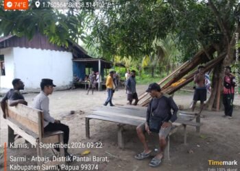 Patroli Dialogis Polsek Pantai Barat, Polisi Sambangi Tokoh Masyarakat hingga Kawal Anak Sekolah  Sarmi – Personel piket jaga Polsek Pantai Barat melaksanakan patroli dialogis dengan menyambangi sejumlah kampung di wilayah hukum Polsek Pantai Barat, Kamis (17/9/2026). Kegiatan ini dilakukan sebagai upaya menjaga situasi keamanan dan ketertiban masyarakat (Kamtibmas) sekaligus mempererat komunikasi antara kepolisian dengan masyarakat.  Dalam pelaksanaannya, personel menyambangi Kampung Newerawar dan bertemu dengan masyarakat setempat serta salah satu Tokoh Masyarakat (Tomas) dari Kampung Aruswar, Bapak Imanuel Saweri. Personel berdialog dengan warga serta menyampaikan pesan-pesan Kamtibmas agar bersama-sama menjaga keamanan dan ketertiban di lingkungan masing-masing.  Patroli kemudian dilanjutkan menuju Kampung Wari. Di lokasi tersebut, personel bertemu dengan Tokoh Masyarakat sekaligus Ondo Kampung Wari, Bapak Yohan Sunuk, serta Ketua Bamuskam Kampung Wari, Bapak Frits Kiririt. Pertemuan tersebut menjadi sarana untuk membangun komunikasi dan koordinasi dalam menjaga situasi Kamtibmas tetap aman dan kondusif.  Selanjutnya, personel melanjutkan patroli menuju Kampung Martewar. Dalam perjalanan, personel bertemu dengan sejumlah anak sekolah yang sedang pulang menuju Kampung Wari. Sebagai bentuk kepedulian terhadap keselamatan anak-anak, personel kemudian membantu mengantar mereka hingga kembali ke Kampung Wari.  Melalui patroli dialogis tersebut, Polsek Pantai Barat tidak hanya melakukan pemantauan situasi keamanan, tetapi juga hadir secara langsung di tengah masyarakat, mendengarkan kondisi warga, serta memberikan rasa aman bagi masyarakat, termasuk anak-anak sekolah.  Selama seluruh rangkaian kegiatan, situasi Kamtibmas di wilayah yang disambangi terpantau aman, tertib, dan kondusif. Kegiatan ini diharapkan dapat semakin memperkuat sinergi antara kepolisian, tokoh masyarakat, dan seluruh elemen masyarakat dalam menciptakan lingkungan yang aman dan nyaman. (RA)