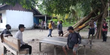 Patroli Dialogis Polsek Pantai Barat, Polisi Sambangi Tokoh Masyarakat hingga Kawal Anak Sekolah  Sarmi – Personel piket jaga Polsek Pantai Barat melaksanakan patroli dialogis dengan menyambangi sejumlah kampung di wilayah hukum Polsek Pantai Barat, Kamis (17/9/2026). Kegiatan ini dilakukan sebagai upaya menjaga situasi keamanan dan ketertiban masyarakat (Kamtibmas) sekaligus mempererat komunikasi antara kepolisian dengan masyarakat.  Dalam pelaksanaannya, personel menyambangi Kampung Newerawar dan bertemu dengan masyarakat setempat serta salah satu Tokoh Masyarakat (Tomas) dari Kampung Aruswar, Bapak Imanuel Saweri. Personel berdialog dengan warga serta menyampaikan pesan-pesan Kamtibmas agar bersama-sama menjaga keamanan dan ketertiban di lingkungan masing-masing.  Patroli kemudian dilanjutkan menuju Kampung Wari. Di lokasi tersebut, personel bertemu dengan Tokoh Masyarakat sekaligus Ondo Kampung Wari, Bapak Yohan Sunuk, serta Ketua Bamuskam Kampung Wari, Bapak Frits Kiririt. Pertemuan tersebut menjadi sarana untuk membangun komunikasi dan koordinasi dalam menjaga situasi Kamtibmas tetap aman dan kondusif.  Selanjutnya, personel melanjutkan patroli menuju Kampung Martewar. Dalam perjalanan, personel bertemu dengan sejumlah anak sekolah yang sedang pulang menuju Kampung Wari. Sebagai bentuk kepedulian terhadap keselamatan anak-anak, personel kemudian membantu mengantar mereka hingga kembali ke Kampung Wari.  Melalui patroli dialogis tersebut, Polsek Pantai Barat tidak hanya melakukan pemantauan situasi keamanan, tetapi juga hadir secara langsung di tengah masyarakat, mendengarkan kondisi warga, serta memberikan rasa aman bagi masyarakat, termasuk anak-anak sekolah.  Selama seluruh rangkaian kegiatan, situasi Kamtibmas di wilayah yang disambangi terpantau aman, tertib, dan kondusif. Kegiatan ini diharapkan dapat semakin memperkuat sinergi antara kepolisian, tokoh masyarakat, dan seluruh elemen masyarakat dalam menciptakan lingkungan yang aman dan nyaman. (RA)