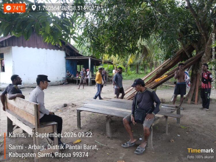 Patroli Dialogis Polsek Pantai Barat, Polisi Sambangi Tokoh Masyarakat hingga Kawal Anak Sekolah  Sarmi – Personel piket jaga Polsek Pantai Barat melaksanakan patroli dialogis dengan menyambangi sejumlah kampung di wilayah hukum Polsek Pantai Barat, Kamis (17/9/2026). Kegiatan ini dilakukan sebagai upaya menjaga situasi keamanan dan ketertiban masyarakat (Kamtibmas) sekaligus mempererat komunikasi antara kepolisian dengan masyarakat.  Dalam pelaksanaannya, personel menyambangi Kampung Newerawar dan bertemu dengan masyarakat setempat serta salah satu Tokoh Masyarakat (Tomas) dari Kampung Aruswar, Bapak Imanuel Saweri. Personel berdialog dengan warga serta menyampaikan pesan-pesan Kamtibmas agar bersama-sama menjaga keamanan dan ketertiban di lingkungan masing-masing.  Patroli kemudian dilanjutkan menuju Kampung Wari. Di lokasi tersebut, personel bertemu dengan Tokoh Masyarakat sekaligus Ondo Kampung Wari, Bapak Yohan Sunuk, serta Ketua Bamuskam Kampung Wari, Bapak Frits Kiririt. Pertemuan tersebut menjadi sarana untuk membangun komunikasi dan koordinasi dalam menjaga situasi Kamtibmas tetap aman dan kondusif.  Selanjutnya, personel melanjutkan patroli menuju Kampung Martewar. Dalam perjalanan, personel bertemu dengan sejumlah anak sekolah yang sedang pulang menuju Kampung Wari. Sebagai bentuk kepedulian terhadap keselamatan anak-anak, personel kemudian membantu mengantar mereka hingga kembali ke Kampung Wari.  Melalui patroli dialogis tersebut, Polsek Pantai Barat tidak hanya melakukan pemantauan situasi keamanan, tetapi juga hadir secara langsung di tengah masyarakat, mendengarkan kondisi warga, serta memberikan rasa aman bagi masyarakat, termasuk anak-anak sekolah.  Selama seluruh rangkaian kegiatan, situasi Kamtibmas di wilayah yang disambangi terpantau aman, tertib, dan kondusif. Kegiatan ini diharapkan dapat semakin memperkuat sinergi antara kepolisian, tokoh masyarakat, dan seluruh elemen masyarakat dalam menciptakan lingkungan yang aman dan nyaman. (RA)
