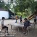 Patroli Dialogis Polsek Pantai Barat, Polisi Sambangi Tokoh Masyarakat hingga Kawal Anak Sekolah  Sarmi – Personel piket jaga Polsek Pantai Barat melaksanakan patroli dialogis dengan menyambangi sejumlah kampung di wilayah hukum Polsek Pantai Barat, Kamis (17/9/2026). Kegiatan ini dilakukan sebagai upaya menjaga situasi keamanan dan ketertiban masyarakat (Kamtibmas) sekaligus mempererat komunikasi antara kepolisian dengan masyarakat.  Dalam pelaksanaannya, personel menyambangi Kampung Newerawar dan bertemu dengan masyarakat setempat serta salah satu Tokoh Masyarakat (Tomas) dari Kampung Aruswar, Bapak Imanuel Saweri. Personel berdialog dengan warga serta menyampaikan pesan-pesan Kamtibmas agar bersama-sama menjaga keamanan dan ketertiban di lingkungan masing-masing.  Patroli kemudian dilanjutkan menuju Kampung Wari. Di lokasi tersebut, personel bertemu dengan Tokoh Masyarakat sekaligus Ondo Kampung Wari, Bapak Yohan Sunuk, serta Ketua Bamuskam Kampung Wari, Bapak Frits Kiririt. Pertemuan tersebut menjadi sarana untuk membangun komunikasi dan koordinasi dalam menjaga situasi Kamtibmas tetap aman dan kondusif.  Selanjutnya, personel melanjutkan patroli menuju Kampung Martewar. Dalam perjalanan, personel bertemu dengan sejumlah anak sekolah yang sedang pulang menuju Kampung Wari. Sebagai bentuk kepedulian terhadap keselamatan anak-anak, personel kemudian membantu mengantar mereka hingga kembali ke Kampung Wari.  Melalui patroli dialogis tersebut, Polsek Pantai Barat tidak hanya melakukan pemantauan situasi keamanan, tetapi juga hadir secara langsung di tengah masyarakat, mendengarkan kondisi warga, serta memberikan rasa aman bagi masyarakat, termasuk anak-anak sekolah.  Selama seluruh rangkaian kegiatan, situasi Kamtibmas di wilayah yang disambangi terpantau aman, tertib, dan kondusif. Kegiatan ini diharapkan dapat semakin memperkuat sinergi antara kepolisian, tokoh masyarakat, dan seluruh elemen masyarakat dalam menciptakan lingkungan yang aman dan nyaman. (RA)