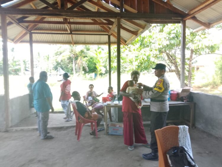 Bhabinkamtibmas Kampung Arbais Monitoring Kegiatan Posyandu di Distrik Pantai Barat