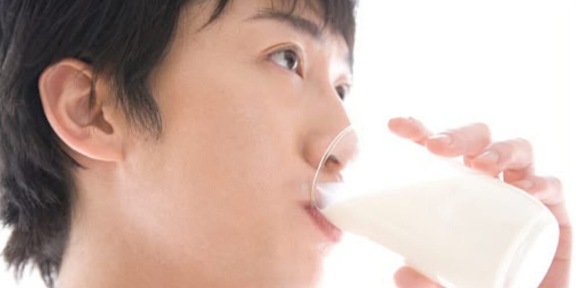 Minum Susu Pagi vs Malam, Mana yang Lebih Sehat?