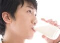 Minum Susu Pagi vs Malam, Mana yang Lebih Sehat?