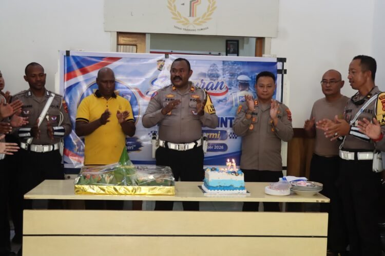 Potong Tumpeng HUT Lalu Lintas ke-71, Kapolres Sarmi: Tetap Profesional dan Solid Layani Masyarakat