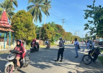 Pastikan Pagi Tetap Lancar, Sat Lantas Polres Sarmi Turun Langsung Atur Lalu Lintas