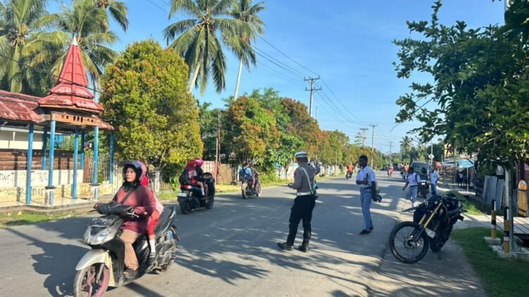 Pastikan Pagi Tetap Lancar, Sat Lantas Polres Sarmi Turun Langsung Atur Lalu Lintas