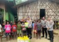 Kapolres Teluk Bintuni Salurkan Bantuan Sembako dan Perlengkapan Sekolah kepada Warga Moskona Utara Jauh