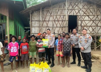 Kapolres Teluk Bintuni Salurkan Bantuan Sembako dan Perlengkapan Sekolah kepada Warga Moskona Utara Jauh