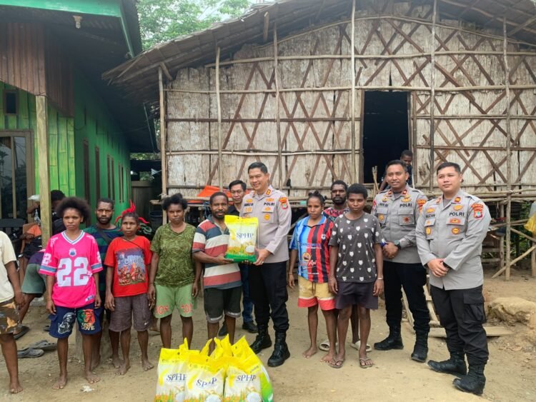 Kapolres Teluk Bintuni Salurkan Bantuan Sembako dan Perlengkapan Sekolah kepada Warga Moskona Utara Jauh
