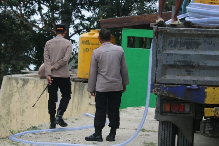 Di Tengah Kekeringan, Polres Fakfak Hadir Bawa 13.200 Liter Air Bersih untuk Gereja dan Pesantren