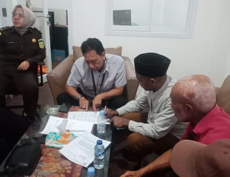 Ustadz Ismail Asso serta Beberapa Tokoh Adat Papua tak Puas Lapor ke KPK dan Presiden, Datangi Kejagung Minta Gubernur John Tabo dan ketua MRP Agus Nikilik Diperiksa