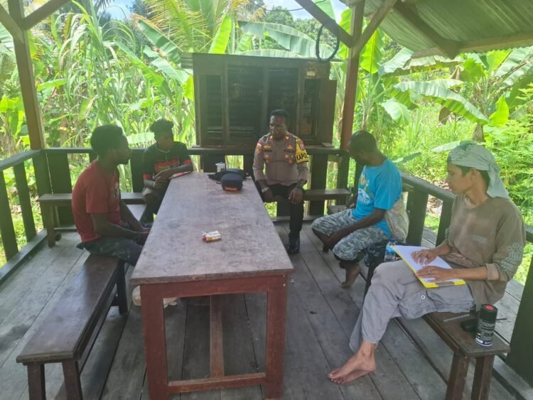 Kapolsek Tor Atas Sambangi Pekerja Air Bersih, Pererat Kedekatan dengan Masyarakat Kampung Samanente